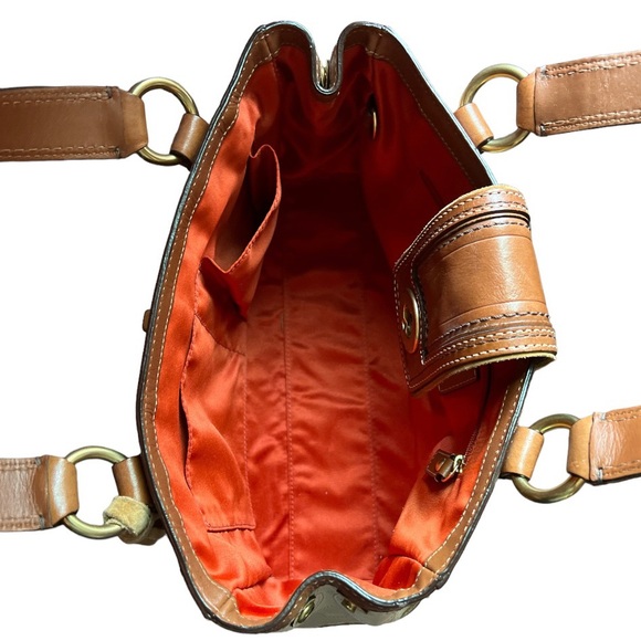 Elegant Coach Leather Handbag - Picture 6 of 6